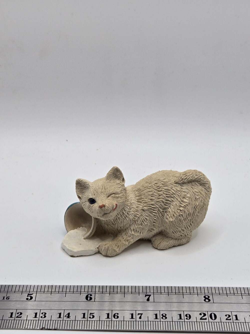 Sandicast Pesky Peepers Winking White Kitten Cat Spilled Milk B10